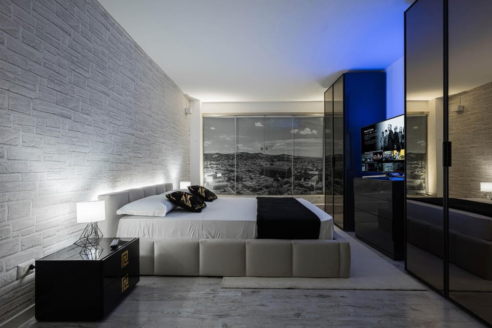 Bed, TV and multimedia, Living room, Photo of the whole room, Seating area, Bedroom