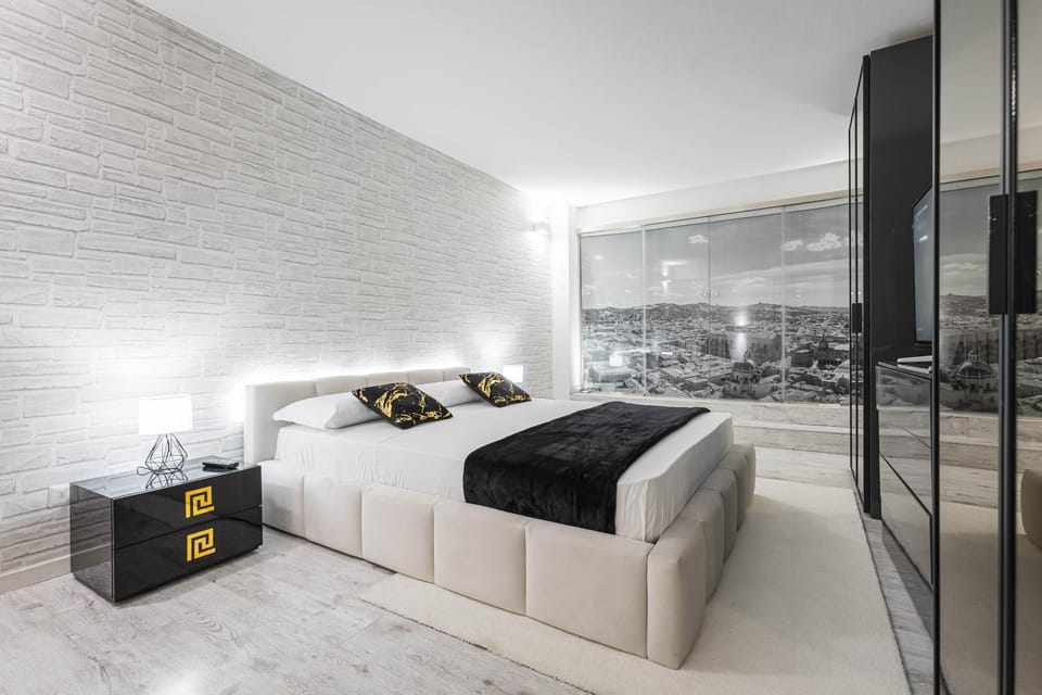 Bed, TV and multimedia, Living room, Photo of the whole room, Seating area, Bedroom