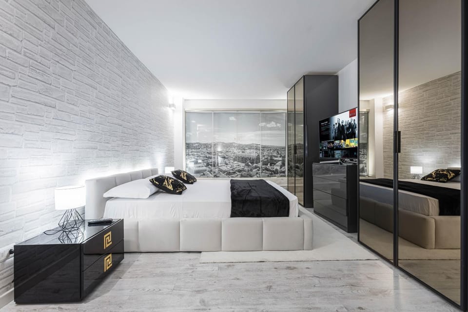 Communal lounge/ TV room, Bed, TV and multimedia, Kitchen or kitchenette, Living room, Photo of the whole room, Seating area, Evening entertainment, Bedroom, wardrobe