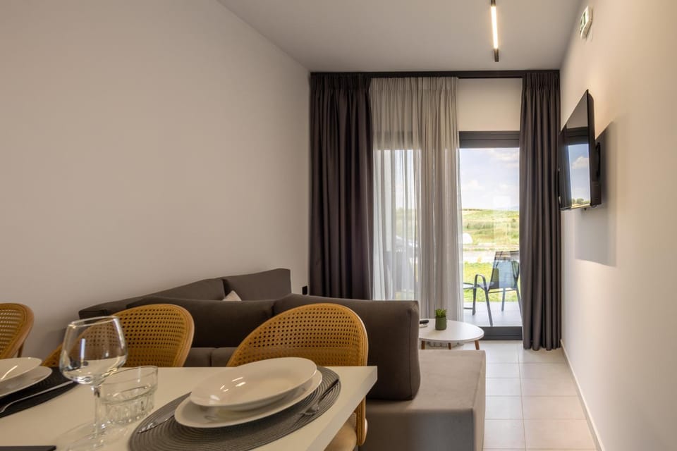 TV and multimedia, Living room, Seating area, Dining area