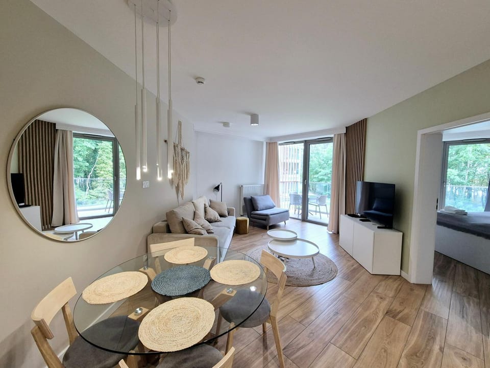 TV and multimedia, Seating area, Dining area