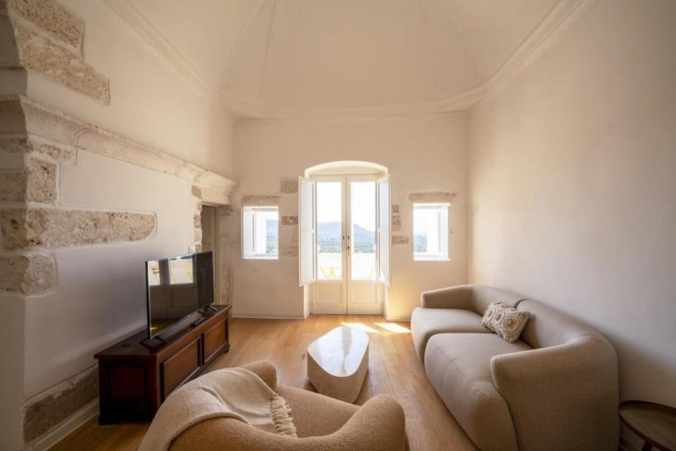 Bed, TV and multimedia, Living room, Photo of the whole room, Bedroom