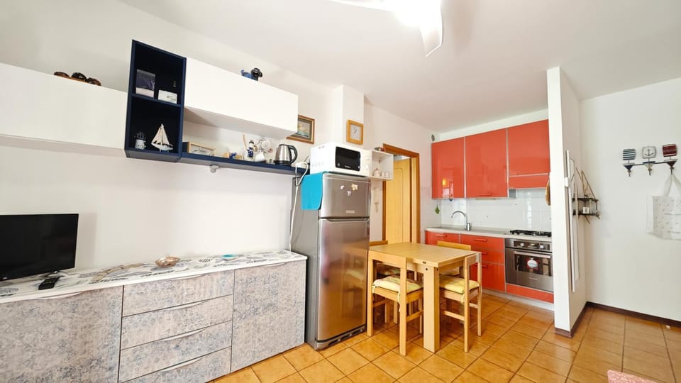 Kitchen or kitchenette, Dining area, oven, stove