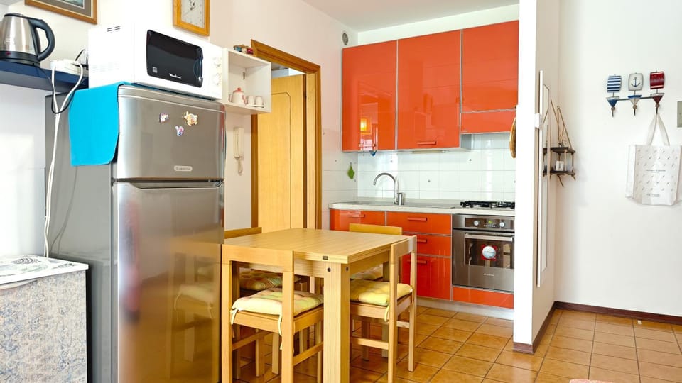 Kitchen or kitchenette, Dining area, oven, stove