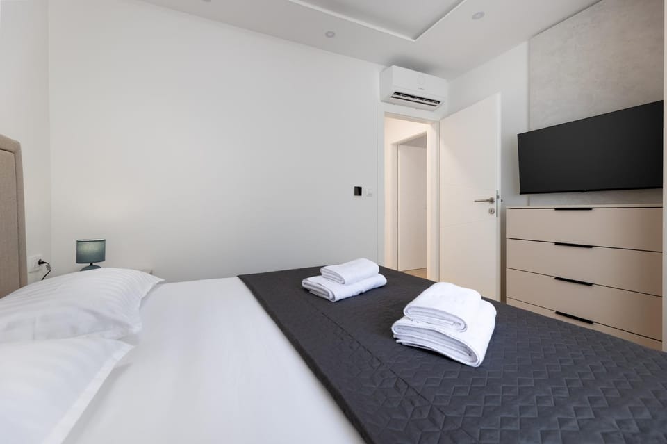 Bed, TV and multimedia, Bedroom, towels, wardrobe, air conditioner