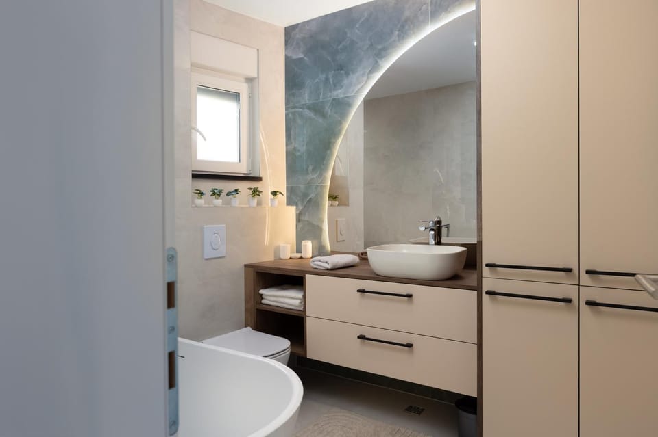 Toilet, Bathroom, towels