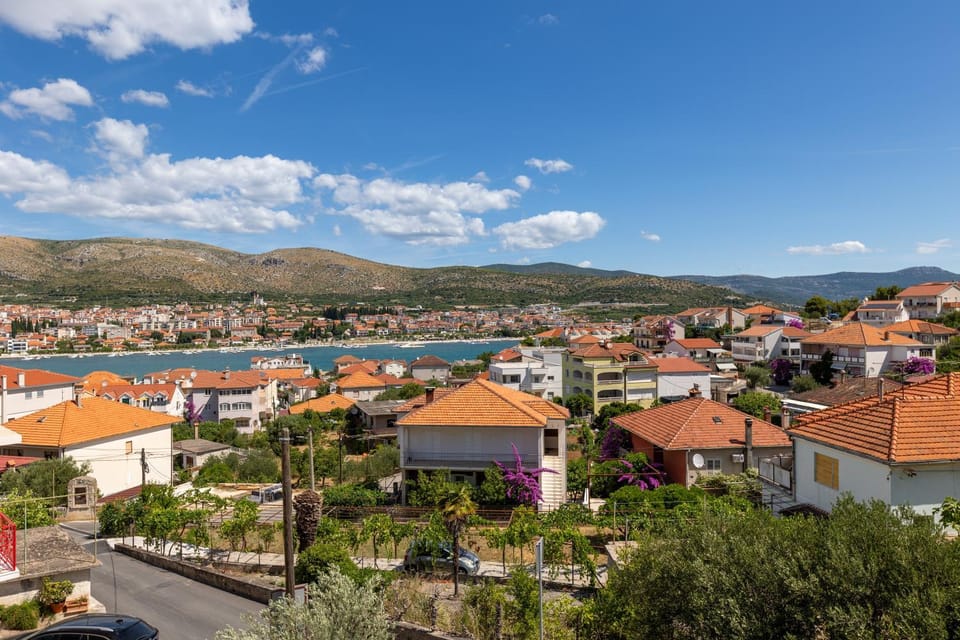 Property building, Neighbourhood, Natural landscape, Balcony/Terrace, Sea view, Street view, Location