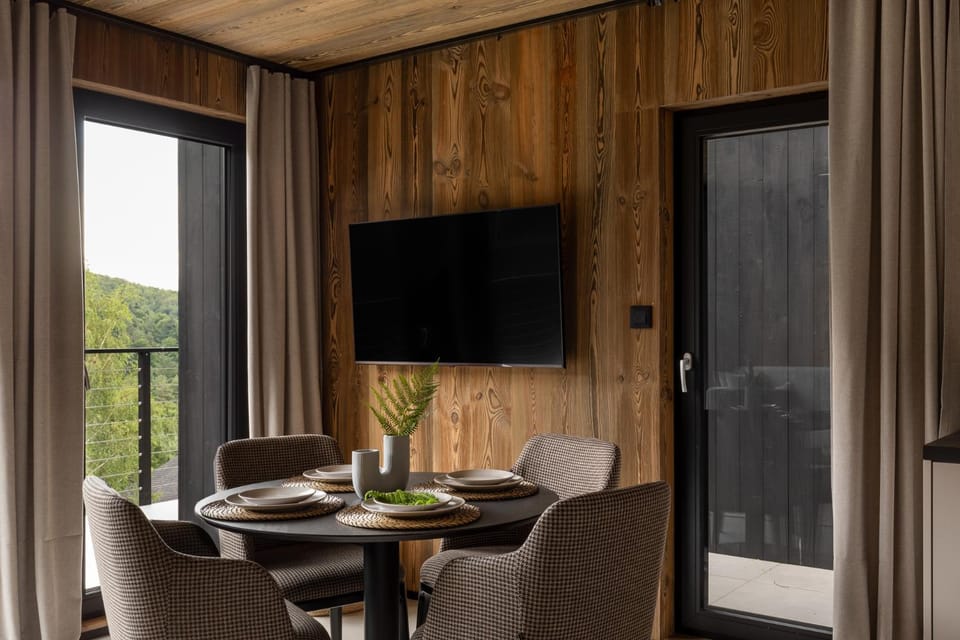 Communal lounge/ TV room, TV and multimedia, View (from property/room), Dining area, Evening entertainment, Mountain view, Mountain view