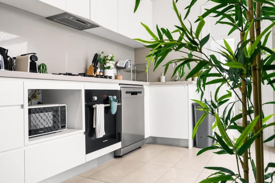 Coffee/tea facilities, Kitchen or kitchenette, dishwasher, microwave, oven, stove
