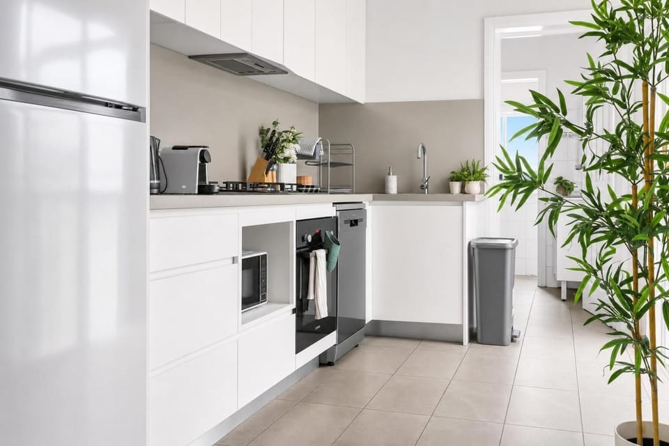 Coffee/tea facilities, Kitchen or kitchenette, dishwasher, oven, stove
