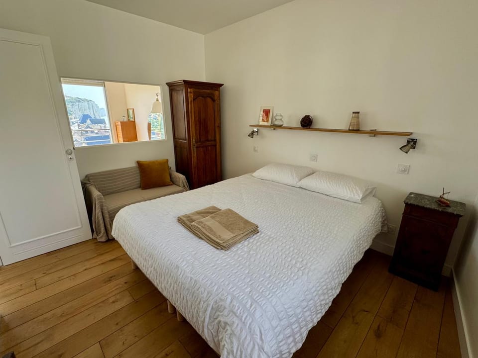 Bed, Photo of the whole room, Bedroom, City view, Sea view, towels