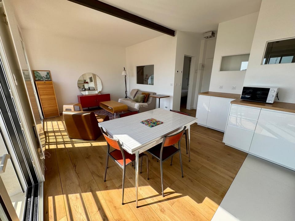 Kitchen or kitchenette, Living room, Seating area, Dining area