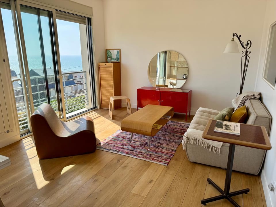 Communal lounge/ TV room, Living room, Seating area, Sea view