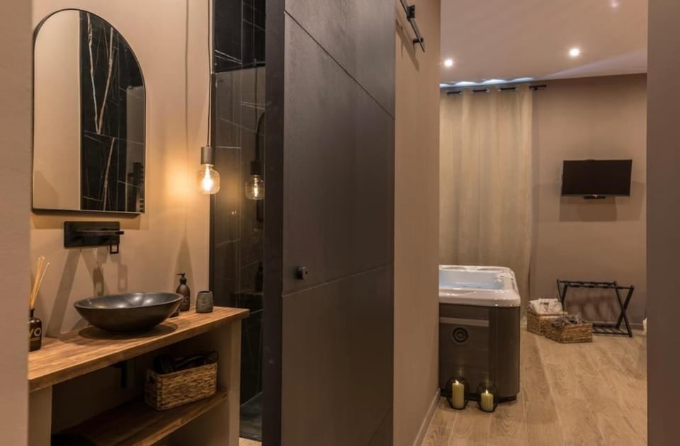 La suite jacuzzi Apartment in Marseille
