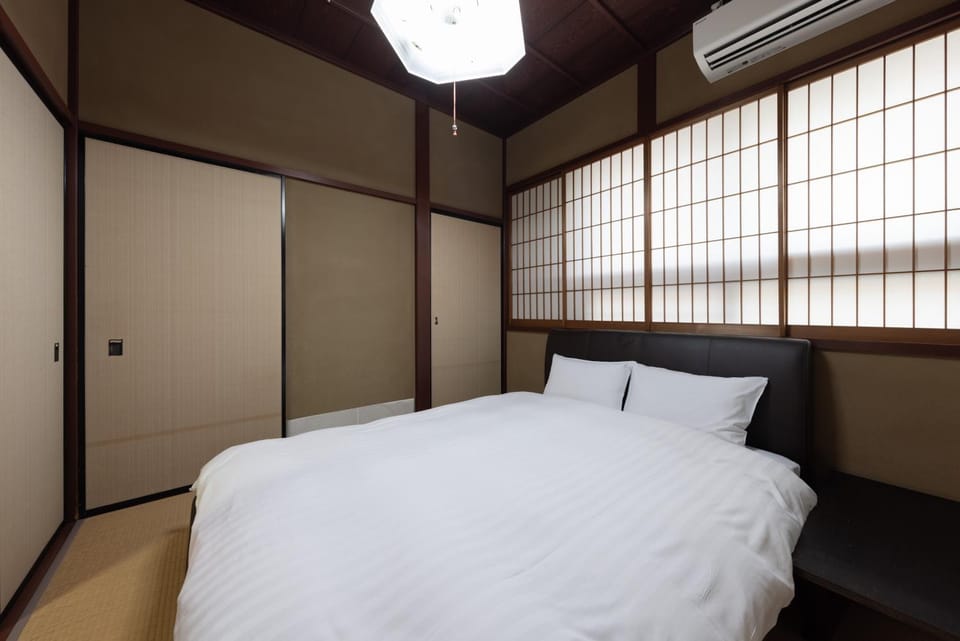 Photo of the whole room, Bedroom, air conditioner
