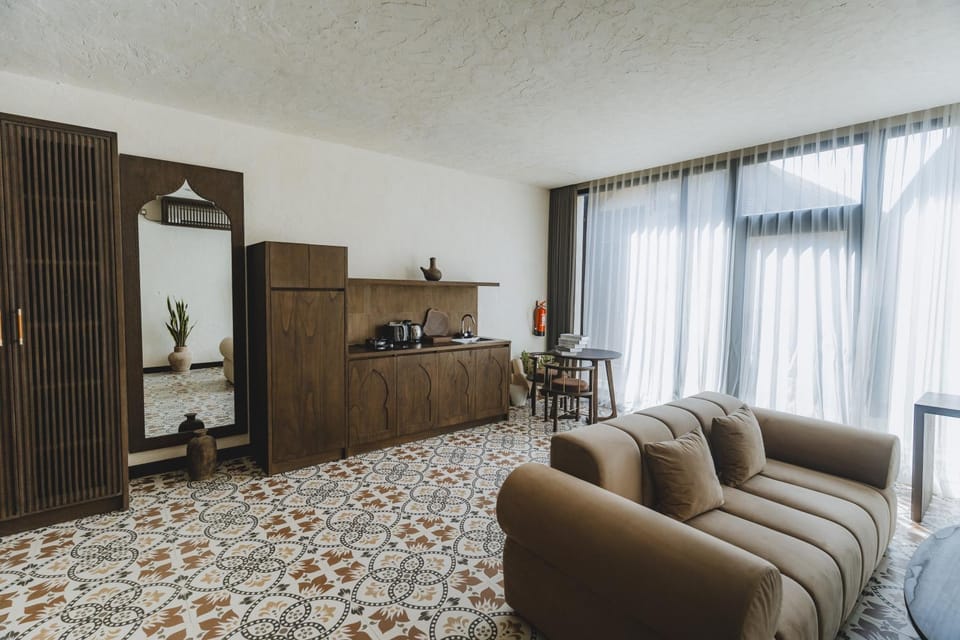 Kitchen or kitchenette, Living room, Seating area, minibar, kitchen
