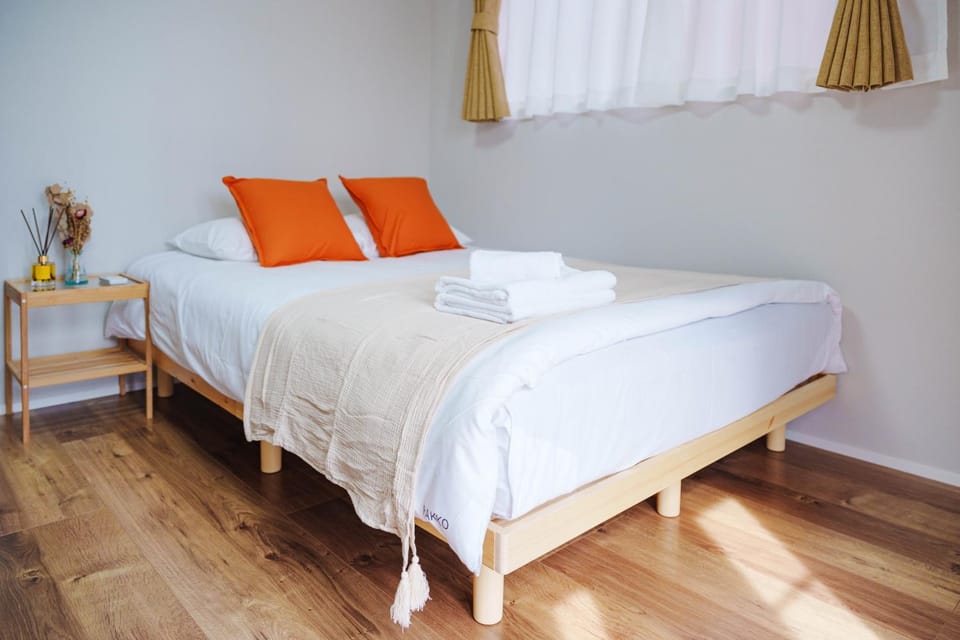 Bed, Photo of the whole room, Bedroom, towels