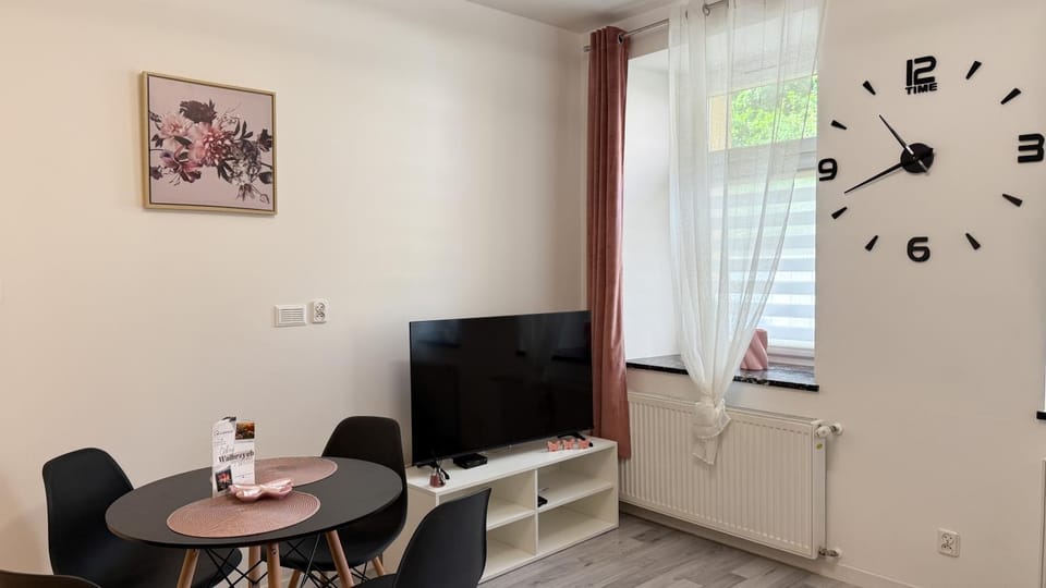 TV and multimedia, Living room, Seating area, Dining area, Evening entertainment