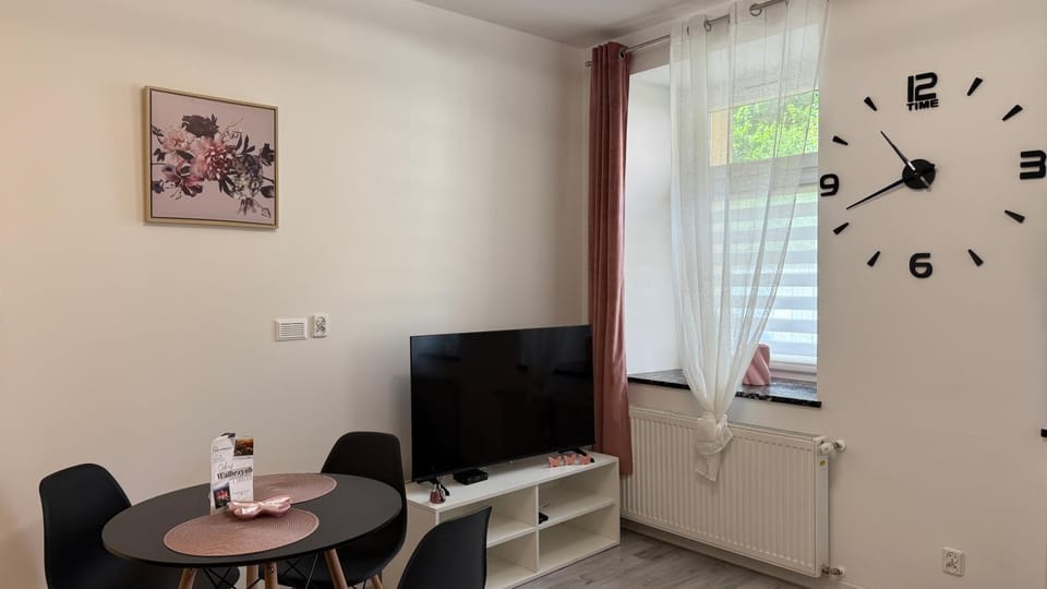 TV and multimedia, Living room, Seating area, Dining area