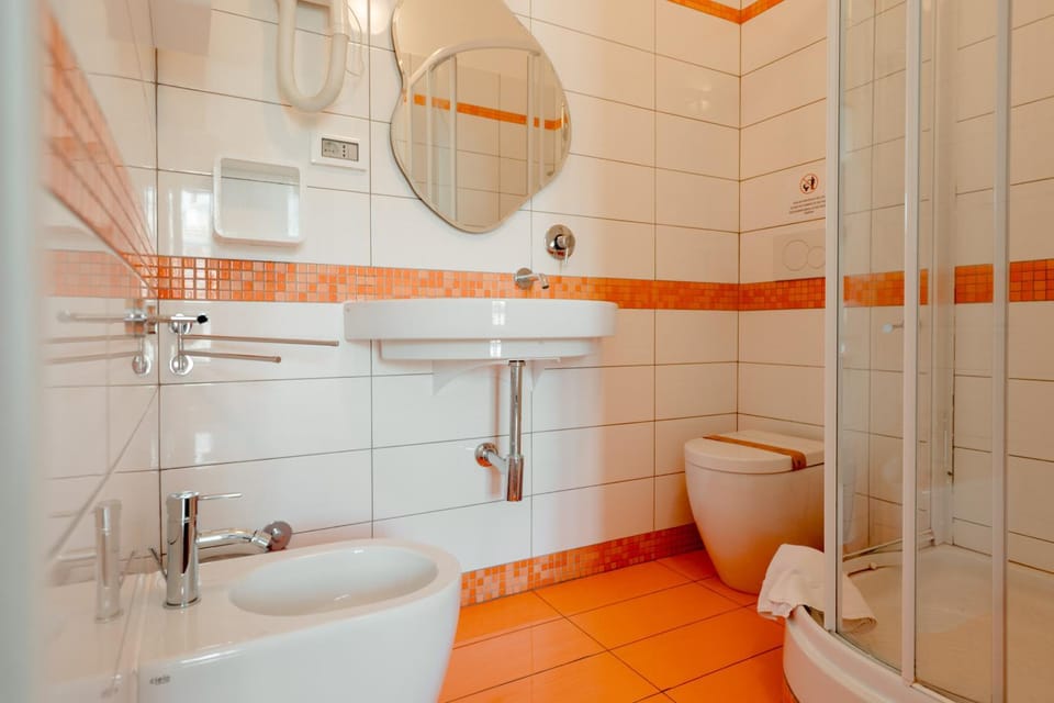 Shower, Toilet, Bathroom, bidet, towels