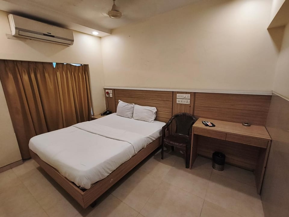 Bed, Living room, Photo of the whole room, Seating area, Bedroom, air conditioner