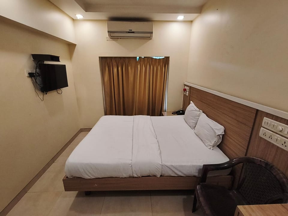 Bed, TV and multimedia, Photo of the whole room, Bedroom, air conditioner