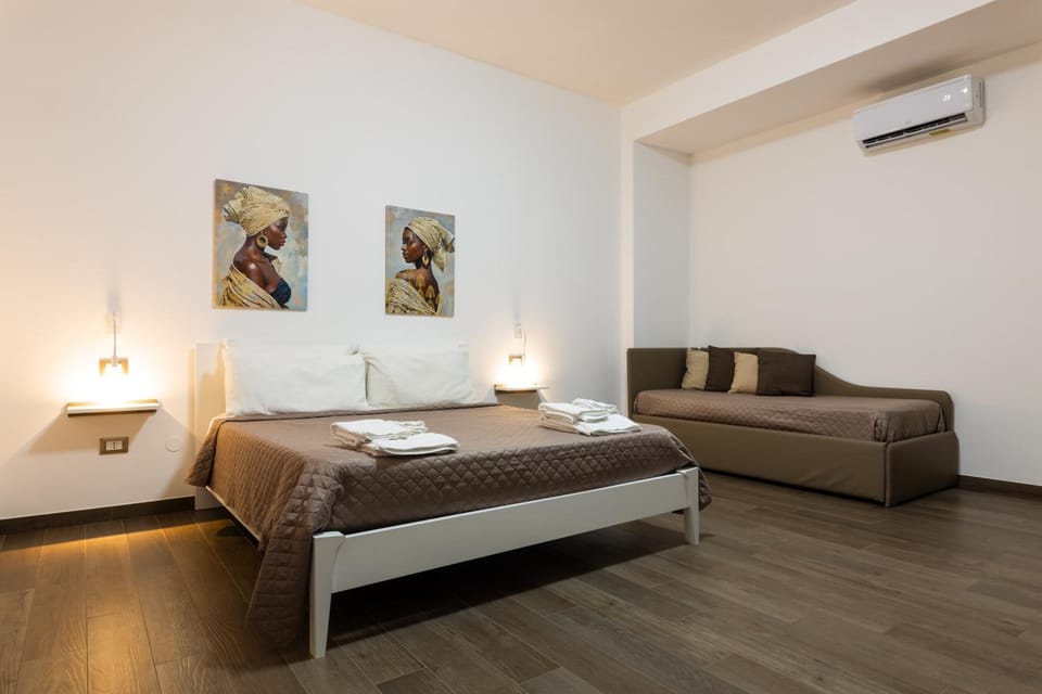 Bed, Photo of the whole room, towels, air conditioner