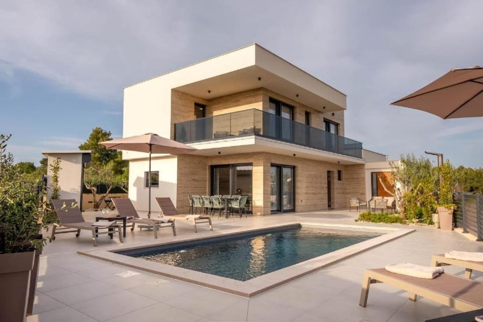 Property building, Patio, Day, View (from property/room), Balcony/Terrace, Pool view, Swimming pool, sunbed