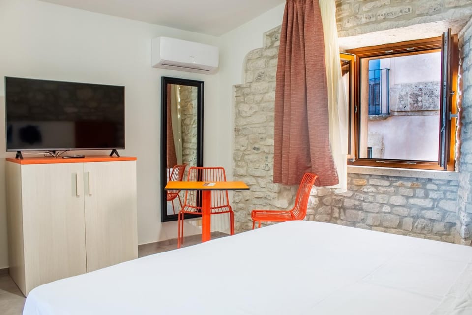 TV and multimedia, Photo of the whole room, Bedroom, City view