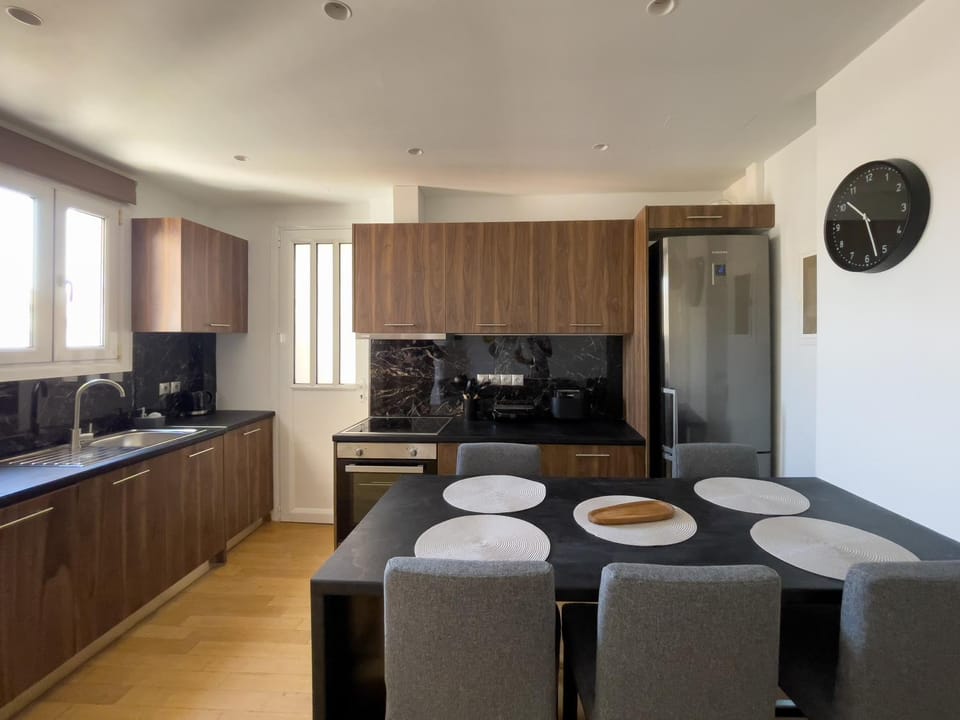 Kitchen or kitchenette, Dining area