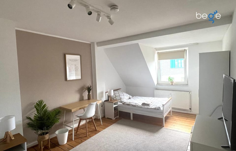 Bed, TV and multimedia, Photo of the whole room, Bedroom, towels
