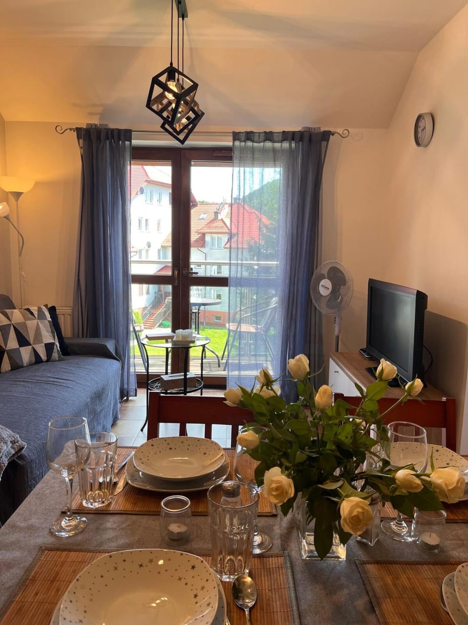 Living room, Seating area, Dining area, Food