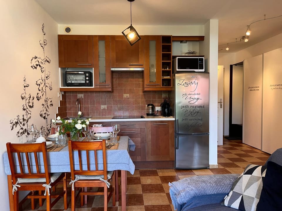 Kitchen or kitchenette, Seating area, Dining area, oven, stove