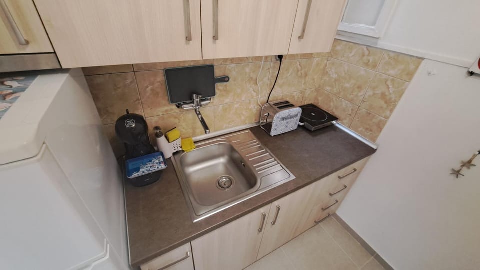 Coffee/tea facilities, Kitchen or kitchenette, stove, toaster