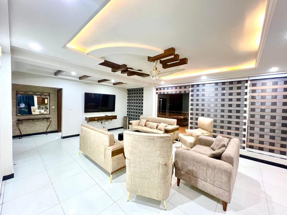 Bathroom, TV and multimedia, Living room, Seating area, Evening entertainment, air conditioner
