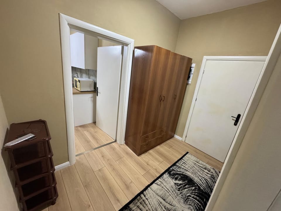 Facade/entrance, wardrobe