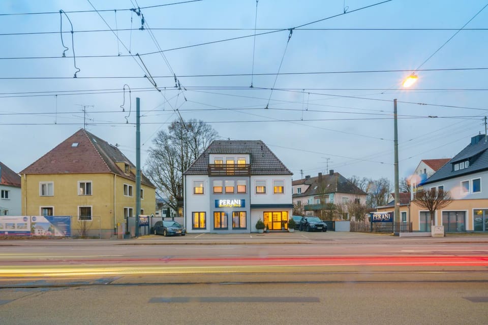 Day, Neighbourhood, City view, Location, Parking