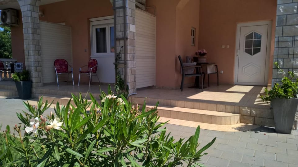 Facade/entrance, Balcony/Terrace