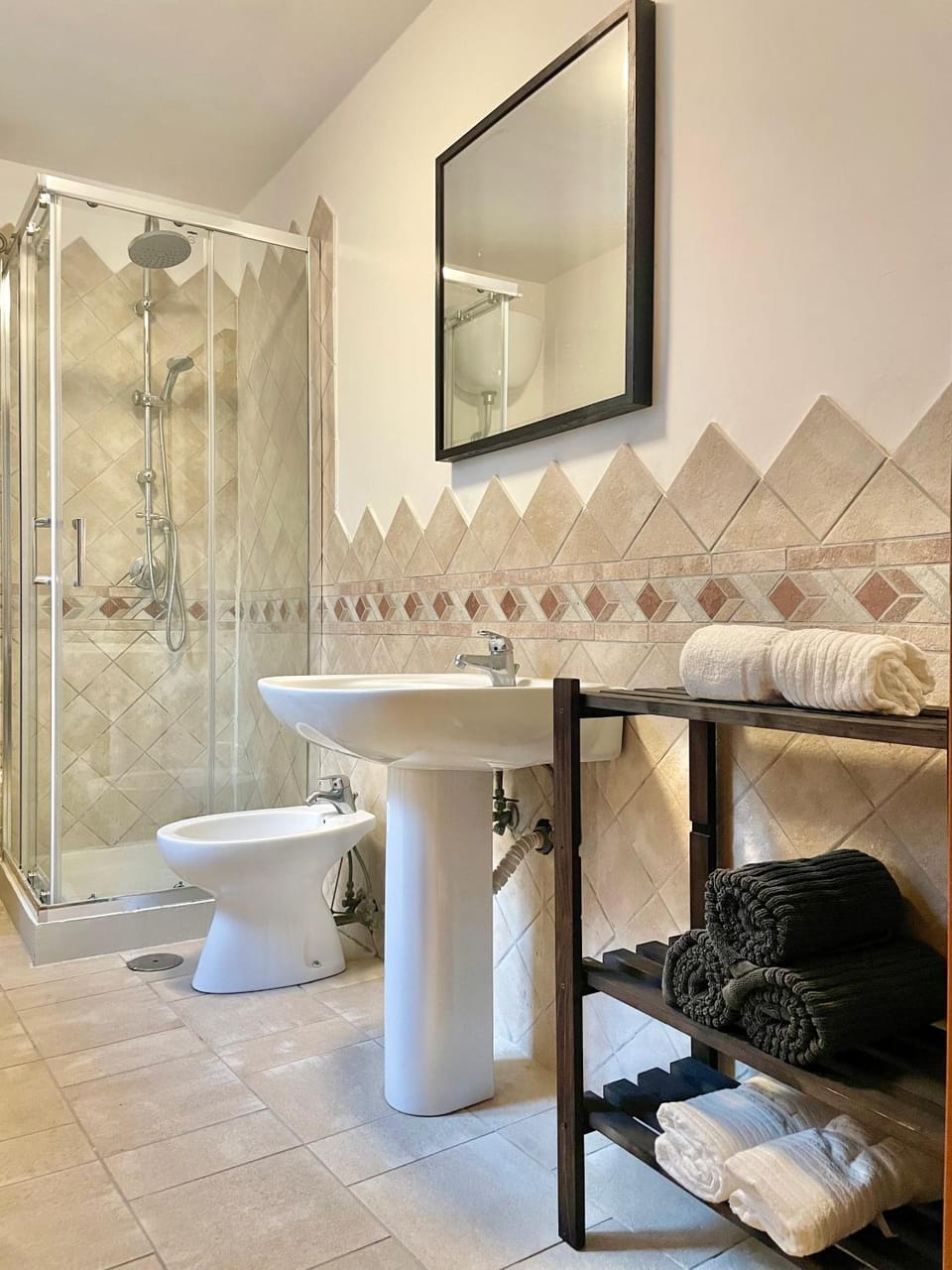 Shower, Toilet, Bathroom, bidet, towels