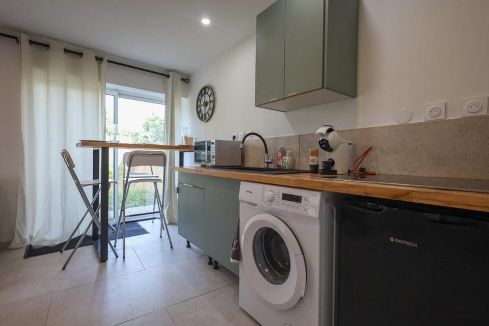 Dining area, stove, washing machine