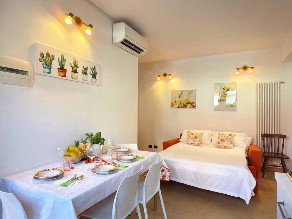 Bed, Living room, Dining area, air conditioner
