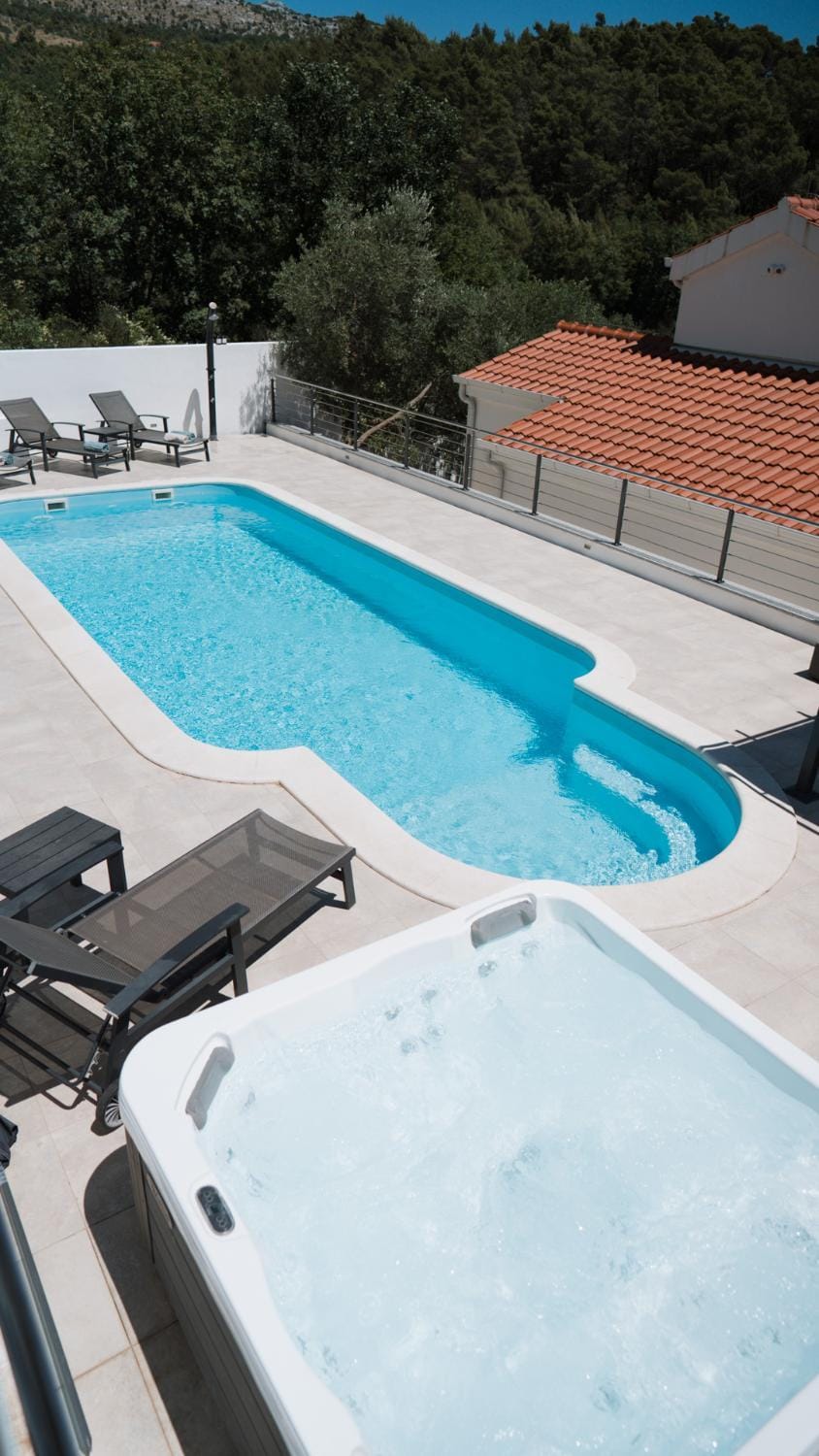 Hot Tub, Swimming pool