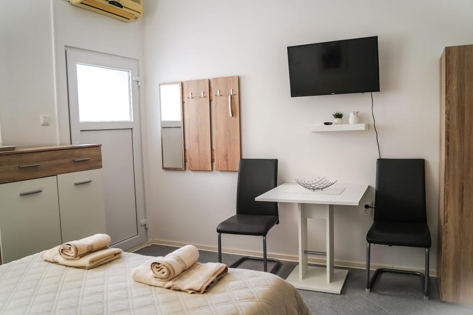 Bed, TV and multimedia, towels, wardrobe