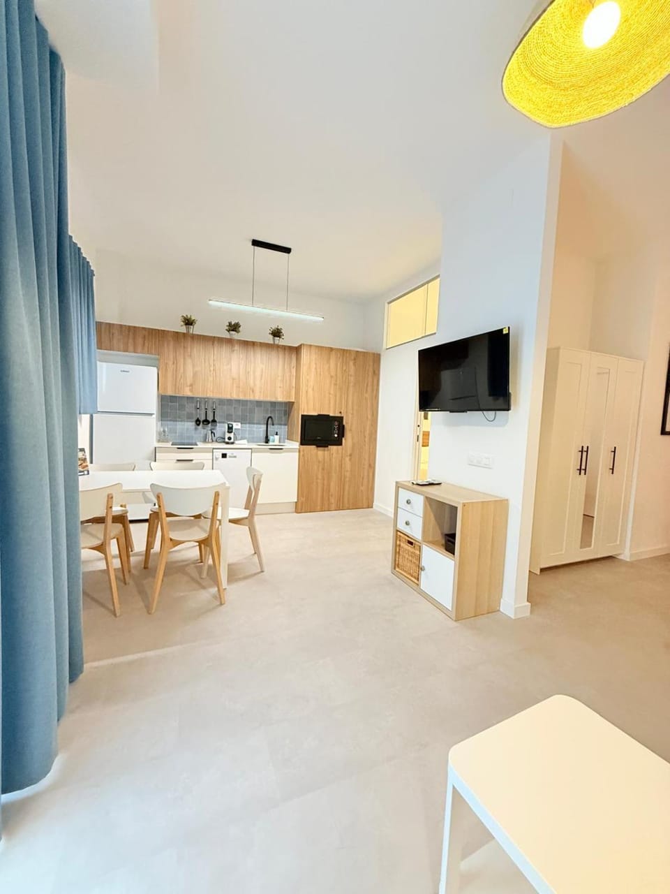 TV and multimedia, Kitchen or kitchenette, Dining area, stove