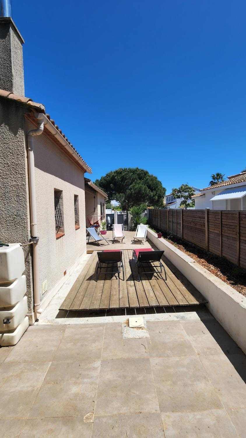 Patio, Swimming pool, sunbed