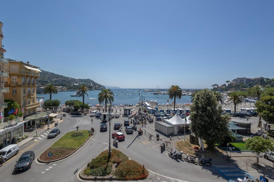 City view, Sea view, Location