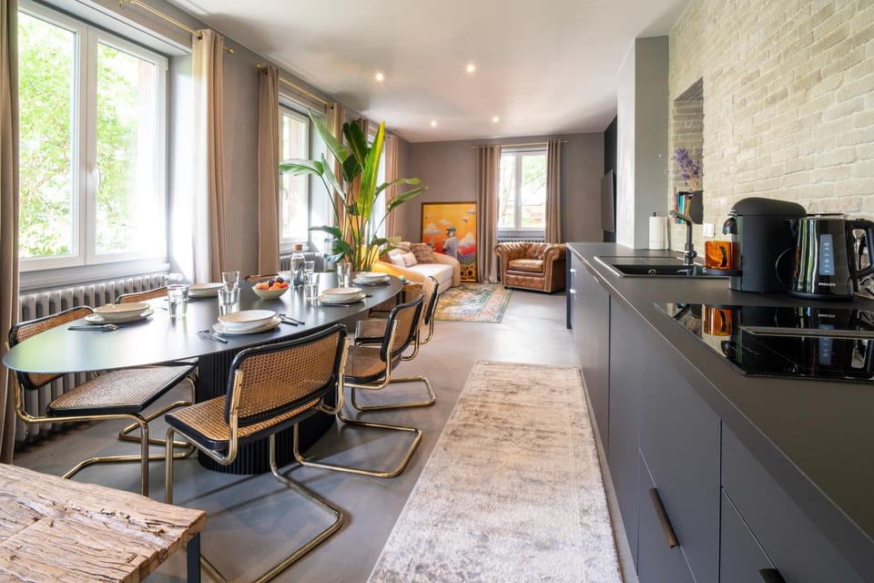 Kitchen or kitchenette, Dining area