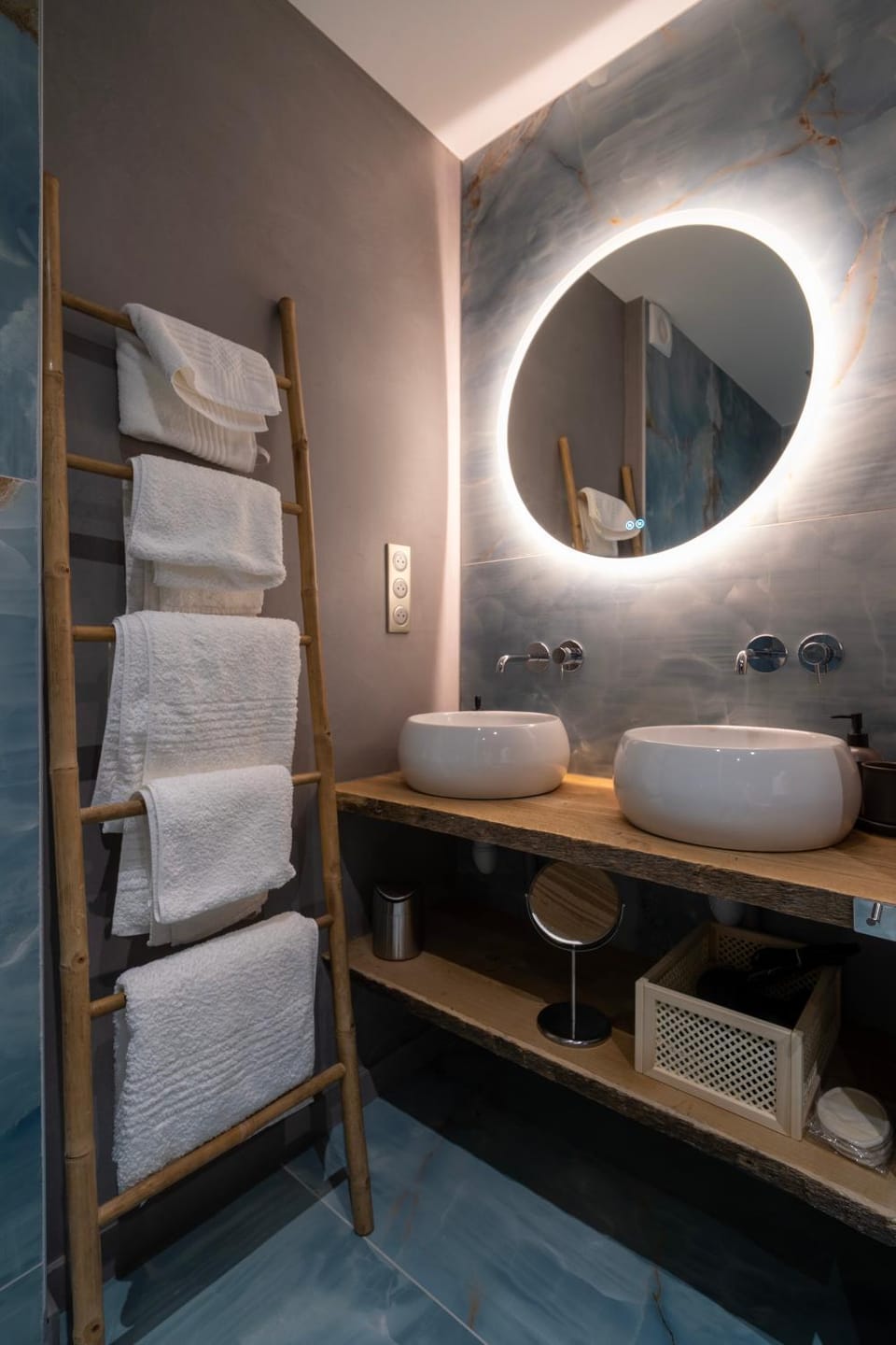 Bathroom, towels