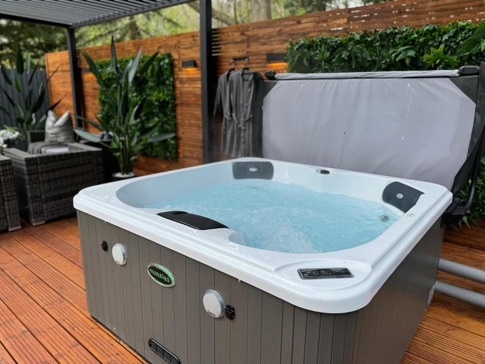 Luxury Retreat with Private Hot Tub Apartment in Broadland District