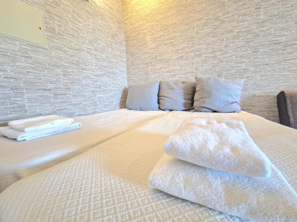 Bed, Bedroom, towels